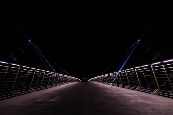 夜に撮影された空の橋 — ストック写真