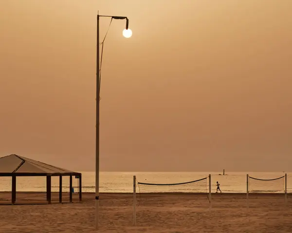 Nahaufnahme Eines Sandstrandes Mit Erholungszone Mit Straßenlaterne Abend — Stockfoto