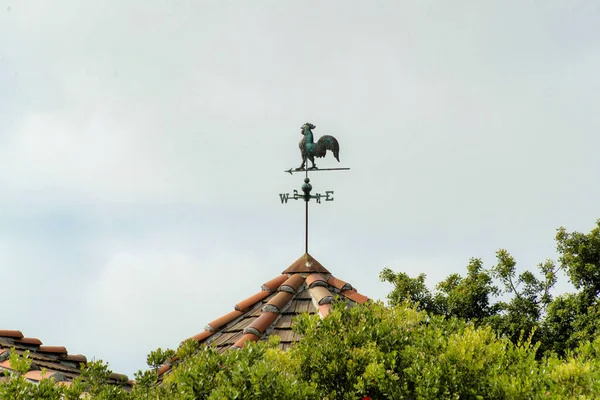 Ein Malerischer Blick Auf Eine Wetterfahne Auf Einem Dach Gegen — Stockfoto