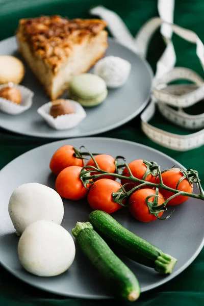 Primer Plano Vertical Dos Platos Que Muestran Prioridad Las Verduras —  Fotos de Stock