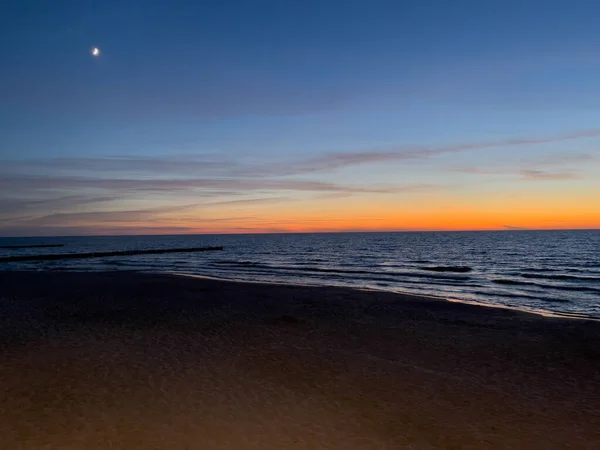 Uma Bela Noite Praia Com Marés Baixas Lavando Terra Sob — Fotografia de Stock