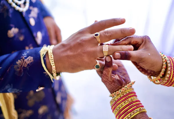 Κοντινό Πλάνο Νύφης Και Γαμπρού Που Σκοπεύουν Μοιραστούν Δαχτυλίδια Κατά — Φωτογραφία Αρχείου