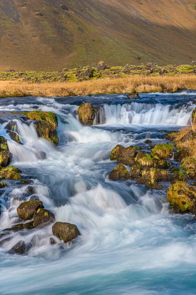アイスランドで長い露出で岩の上を流れる水の魅惑的な景色 — ストック写真