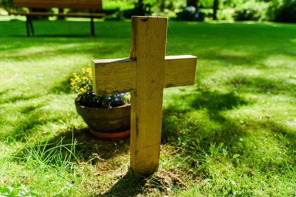 Dřevěný Kříž Hřbitově Proti Zelené Trávě — Stock fotografie