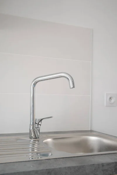 Gros Plan Vertical Mélangeur Lavabo Dans Cuisine — Photo