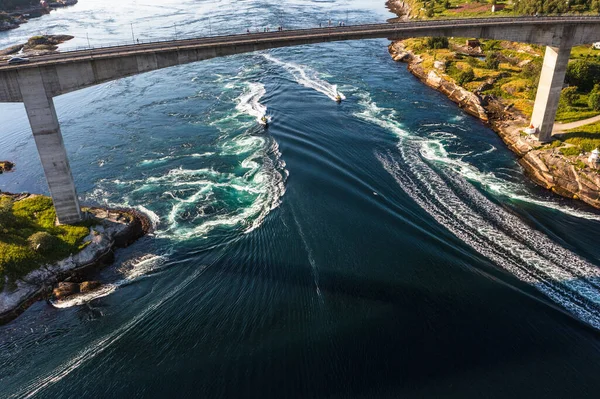 Vue Aérienne Bateau Traversant Pont Salstraumen Maelstrom Courant Marée Bodo — Photo