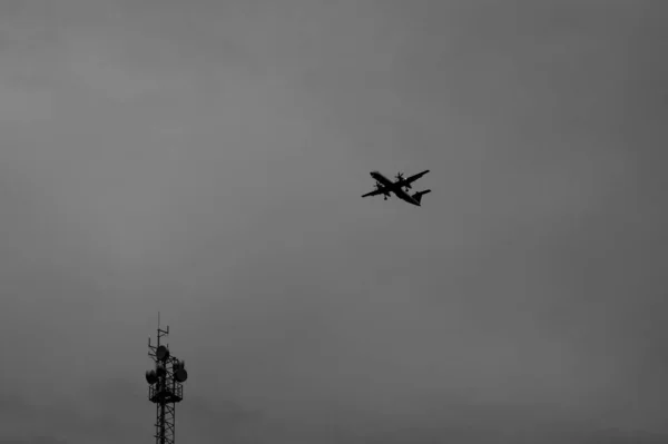 Düşük Açılı Gri Tonda Gökyüzünde Uçan Bir Uçağın Görüntüsü — Stok fotoğraf