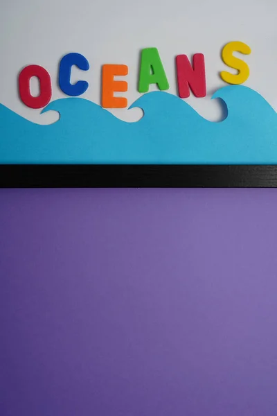 Sebuah Kata Lautan Ditulis Dalam Huruf Berwarna Pada Bingkai Dengan — Stok Foto