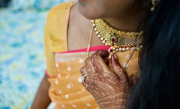 Nahaufnahme Einer Indischen Frau Die Während Einer Traditionellen Hochzeitszeremonie Indien — Stockfoto