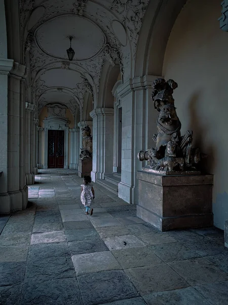 Egy Kislány Rohangál Egy Ősi Kastély Folyosóján Antik Szobrokkal — Stock Fotó