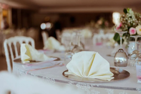 Egy Szelektív Fókusz Felvétel Üres Tányérokról Sárga Zsebkendőkkel Egy Esküvői — Stock Fotó
