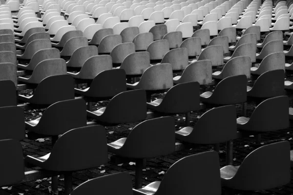 Серый Снимок Множества Пустых Стульев Аудитории — стоковое фото