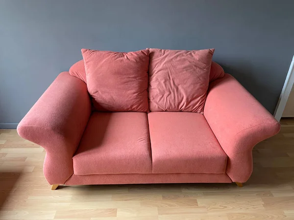 Eine Hochwinkelaufnahme Eines Rosafarbenen Sofas Mit Dunkelgrauer Wand Hintergrund Drinnen — Stockfoto