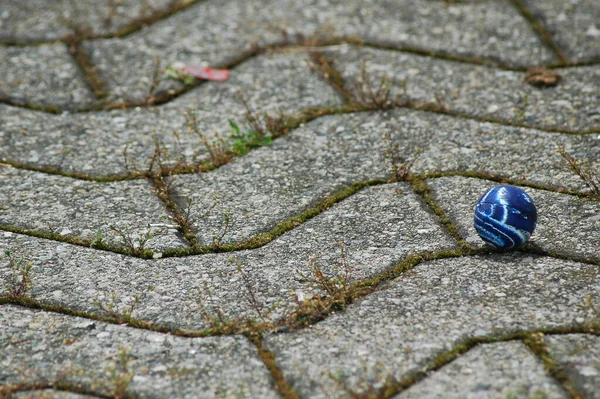 Nahaufnahme Eines Kleinen Blauen Gummiballs Auf Dem Boden Auf Der — Stockfoto