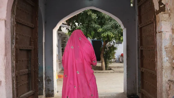 Geleneksel Hint Kıyafetleri Içinde Dışarıda Yürüyen Genç Bir Kadın — Stok fotoğraf