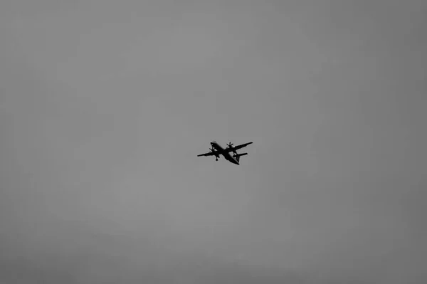 Una Vista Escala Grises Ángulo Bajo Avión Que Vuela Alto — Foto de Stock