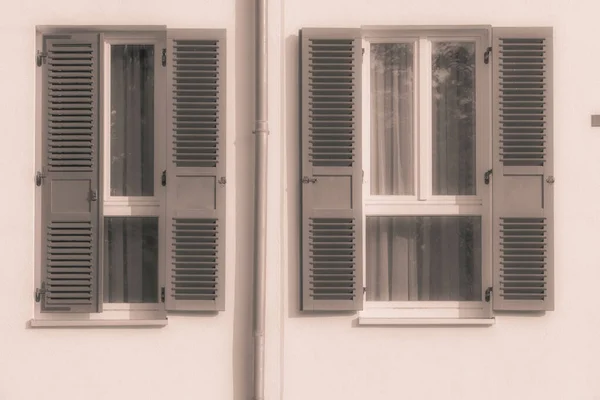 Nahaufnahme Von Fenstern Mit Rollläden — Stockfoto