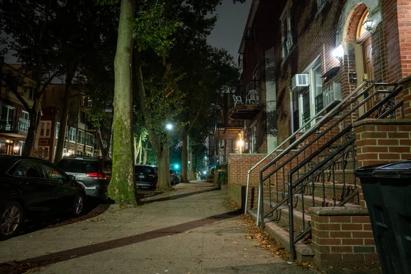 Primo Piano Una Strada Urbana Notte Con Edifici Auto Parcheggiate — Foto Stock