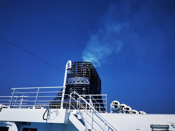 Mavi Gökyüzünde Beyaz Dumanlı Bir Gemi Bacasının Alçak Açılı Görüntüsü — Stok fotoğraf