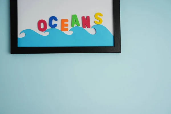 Sebuah Kata Laut Ditulis Dalam Huruf Berwarna Pada Bingkai Dengan — Stok Foto