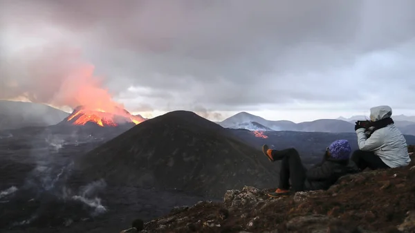 Gros Plan Une Personne Photographiant Des Éruptions Volcan Fagradalsfjall Islande — Photo