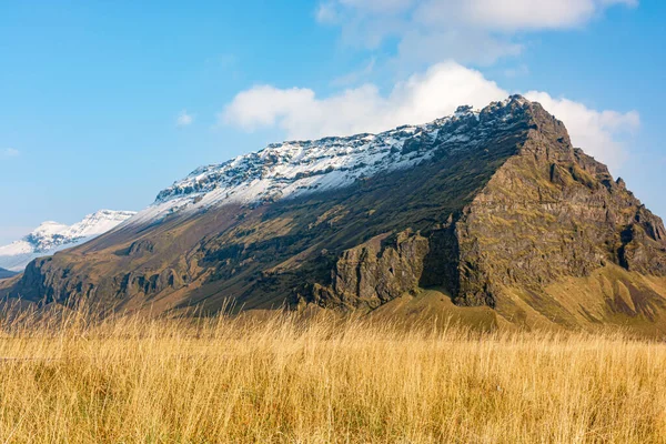 Una Vista Natural Una Montaña Rocosa Bajo Cielo Azul —  Fotos de Stock