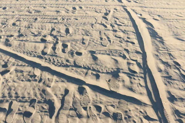 Spiaggia Deserto Con Tracce Pneumatici Impronte Una Morbida Sabbia Grigia — Foto Stock