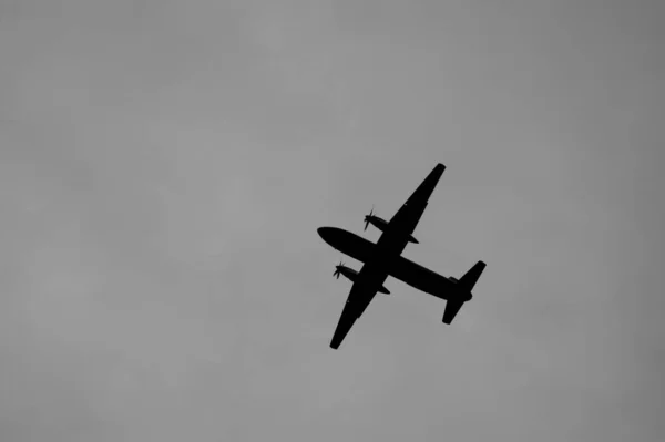 Una Vista Escala Grises Ángulo Bajo Avión Que Vuela Alto — Foto de Stock