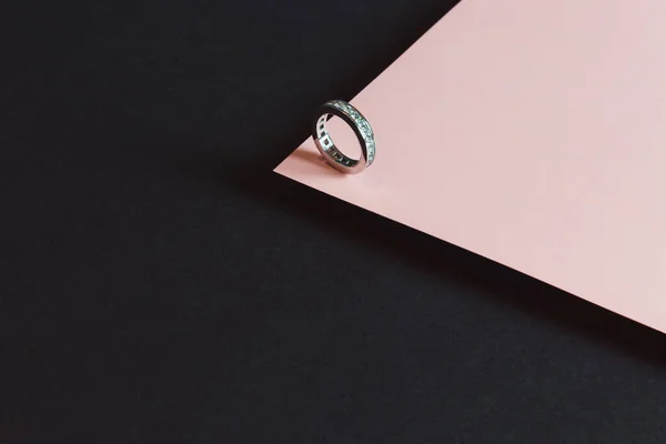 Алмазне Кільце Рожевому Чорному Тлі — стокове фото