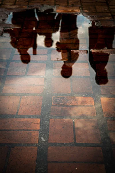 Una Toma Alto Ángulo Gente Caminando Refleja Charco — Foto de Stock