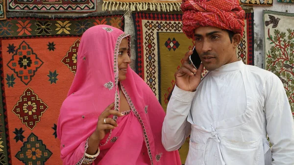Geleneksel Hint Kıyafetleri Içinde Hintli Bir Çift Telefonda Konuşuyor — Stok fotoğraf