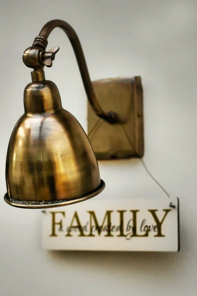 Старая Золотая Лампа Висящая Белой Стене Семейными Вывесками — стоковое фото