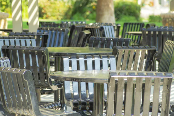 Wybiórcze Skupienie Stalowych Krzeseł Stołów Kawiarni — Zdjęcie stockowe