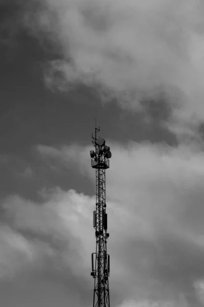 Uma Vista Escala Cinza Torre Telecomunicações Contra Nuvens Céu — Fotografia de Stock