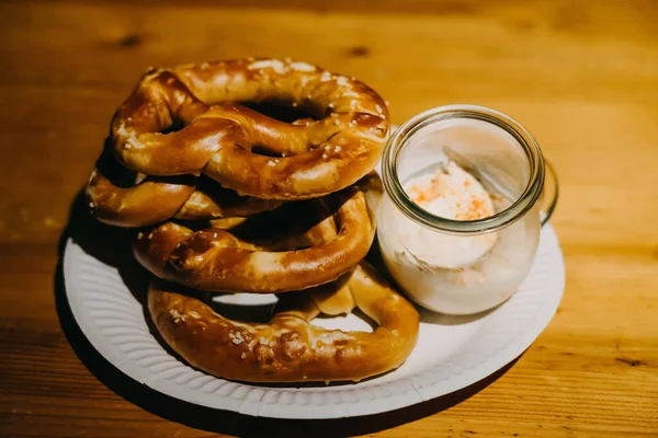 Närbild Kringlor Nära Ost Sprids Tallriken Bordet — Stockfoto