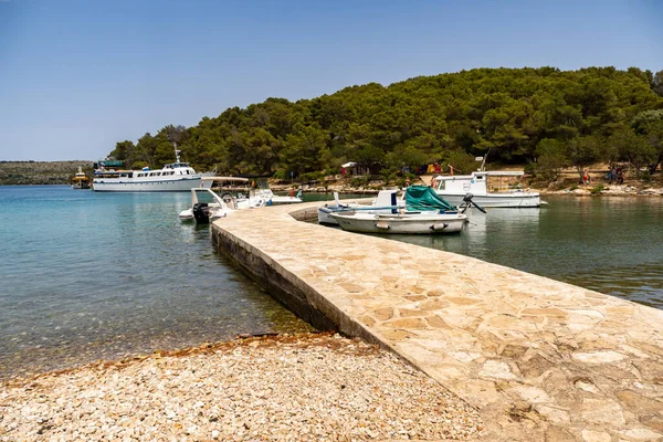 Dlugi Otok Kroatien Jul 2021 Vacker Utsikt Med Parkerade Båtar — Stockfoto