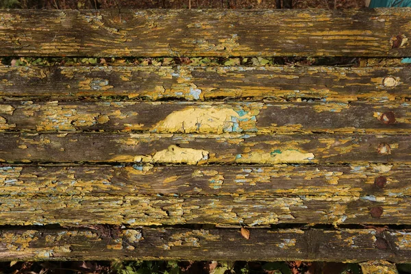 Крупный План Шелушения Краски Заброшенной Скамейке Парке — стоковое фото