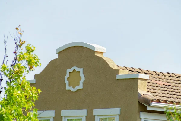 白い空に対して茶色の壁とタイルの屋根を持つ近代的な家の風景 — ストック写真