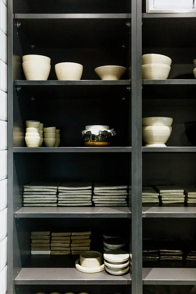 陶器や土製品の異なる陶器の棚 — ストック写真