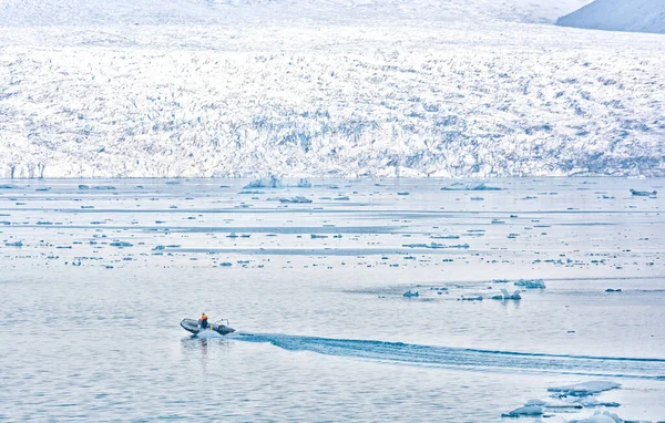 Hombre Una Lancha Rápida Cruzando Una Costa Congelada Islandia — Foto de Stock