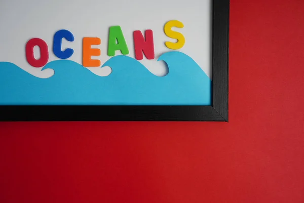 Sebuah Kata Lautan Ditulis Dalam Huruf Berwarna Pada Bingkai Dengan — Stok Foto