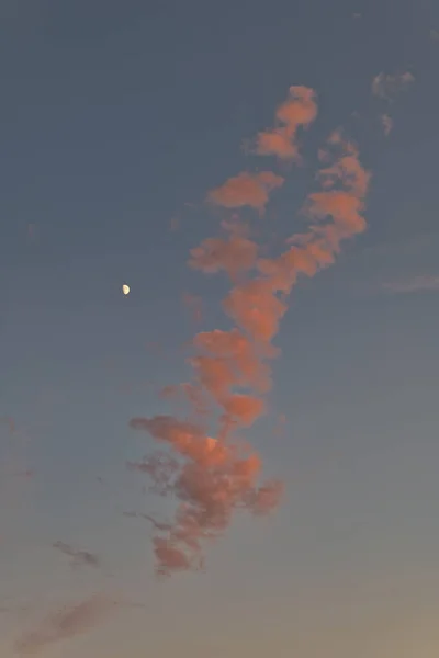 Een Verticaal Schot Roze Wolken Maan Bij Zonsondergang — Stockfoto