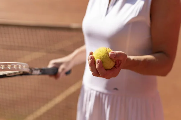 Крупним Планом Тенісистка Тримає Тенісний Ракетку Білими Видами Спорту — стокове фото