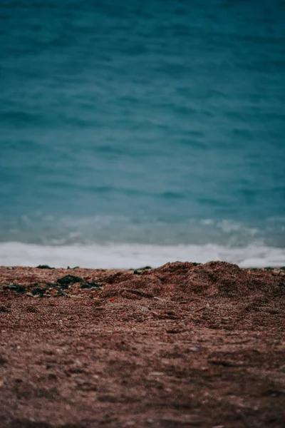 Denizin Kumlu Bir Sahil Şeridine Yakın Çekim — Stok fotoğraf