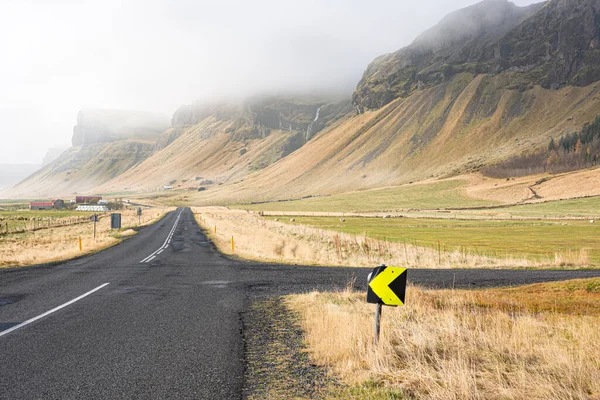 Природний Вигляд Брукованої Сільської Дороги Схилі Туманних Гір Ісландії — стокове фото