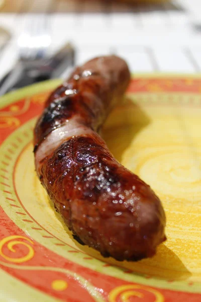 Una Toma Vertical Una Deliciosa Salchicha Frita Plato Sobre Mesa —  Fotos de Stock