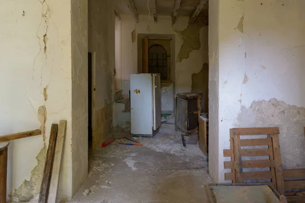 Interior Una Granja Abandonada Con Una Nevera Rota Muebles Antiguos —  Fotos de Stock