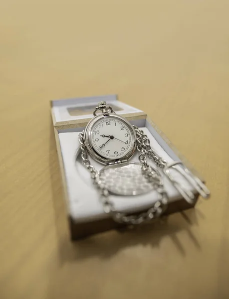 Primer Plano Reloj Pulsera Una Caja Aislada Sobre Fondo Marrón — Foto de Stock