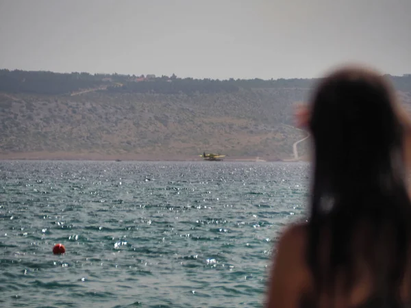 Une Fille Floue Regardant Hélicoptère Jaune Tomber Sur Mer Montagne — Photo