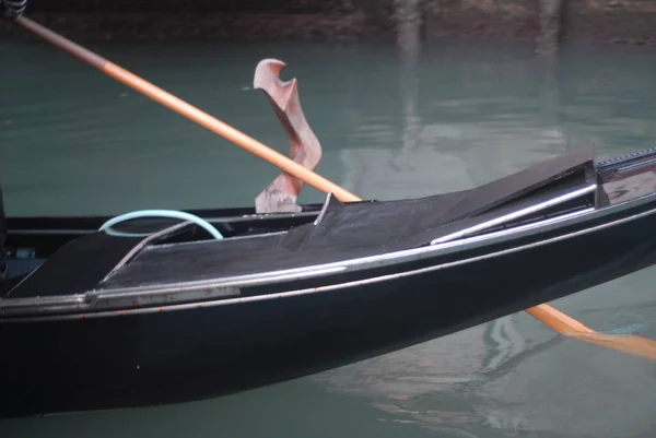 意大利威尼斯 河流中黑色贡多拉的一部份特写镜头 — 图库照片
